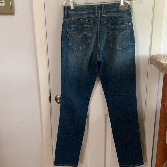 Levi's Flatters & Flaunts Skinny Leg Jeans 10. Smoke free home. - Picture 3 of 6